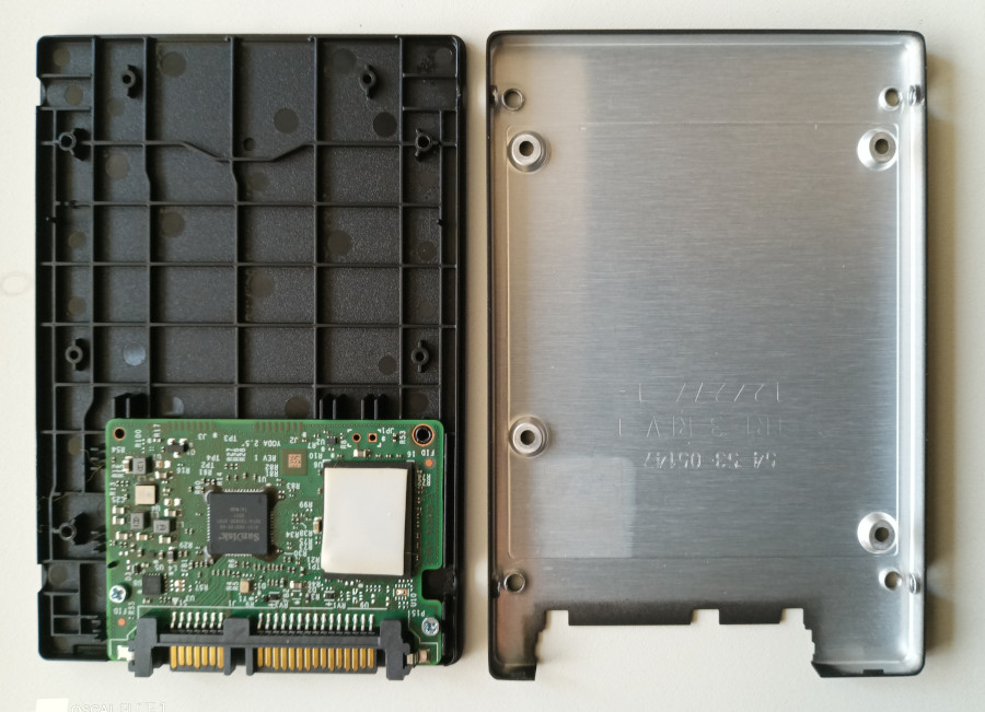 SSD WD Blue SA510 со снятой крышкой корпуса